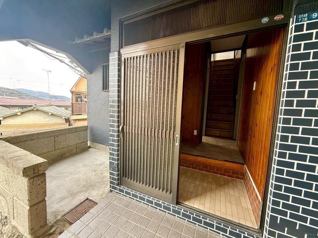 Renovated 3-Story House with Garage in Kashiwara, Osaka - Thumbnail 2