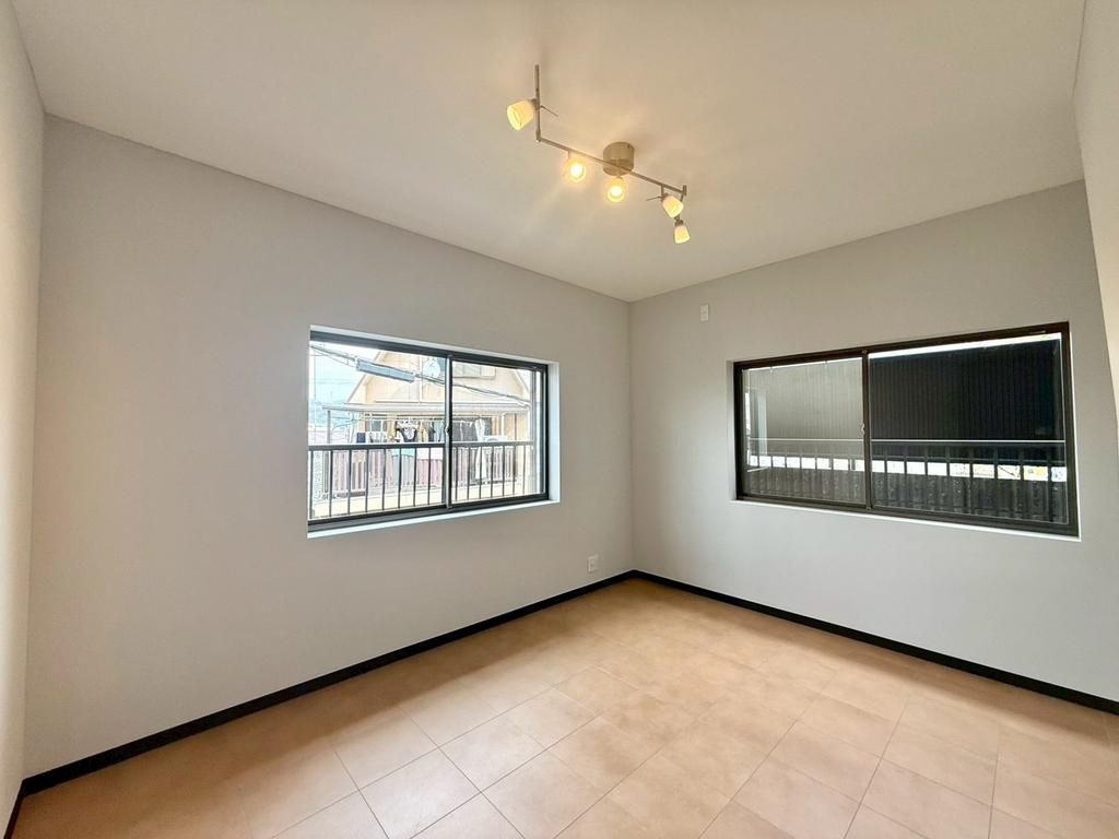 Renovated 3-Story House with Garage in Kashiwara, Osaka - Thumbnail 3