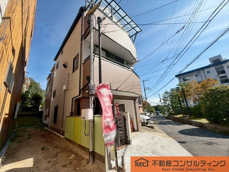 Renovated 3LDK Steel-Frame House for Sale in Kobe's Mikage - Thumbnail 4