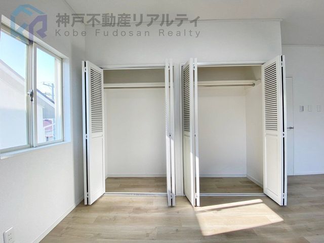 Renovated 3LDK House in Kobe's Momoyamadai | Shutter Garage - Thumbnail 2