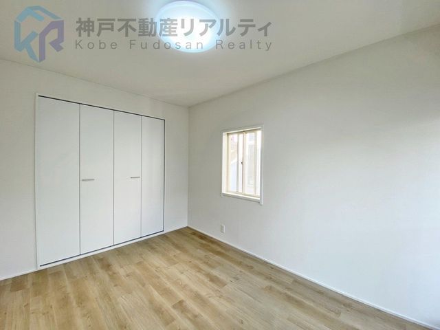 Renovated 3LDK House in Kobe's Momoyamadai | Shutter Garage - Thumbnail 3