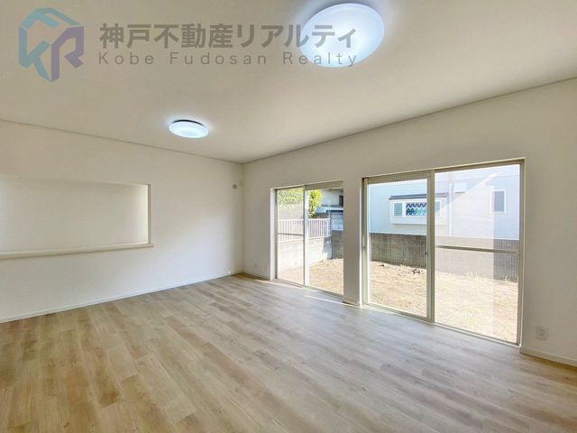 Renovated 3LDK House in Kobe's Momoyamadai | Shutter Garage - Thumbnail 4
