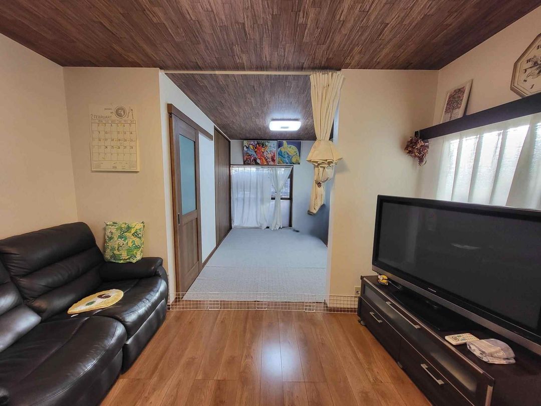 3LDK Wooden House for Sale in Tomidabayashi, Osaka - Thumbnail 2