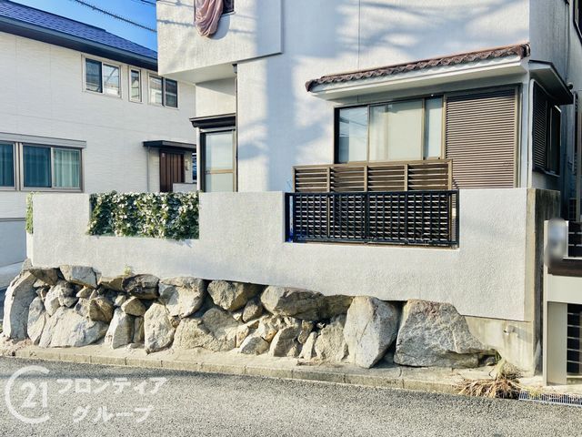4LDK Corner Lot House for Sale in Shijonawate, Osaka - Thumbnail 2