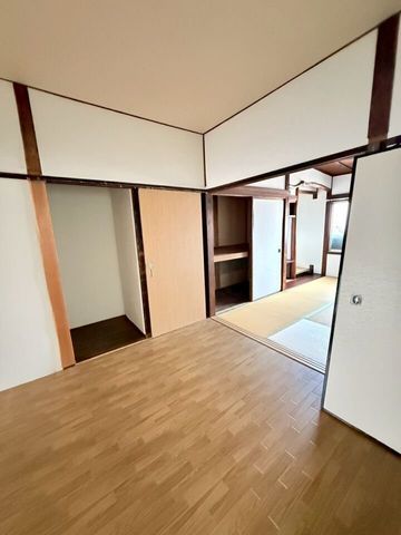 3DK Wooden House Near Yato Station, Higashiosaka for Sale - Thumbnail 2