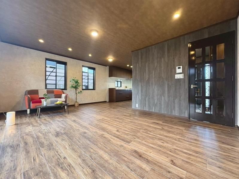 Renovated 4LDK House with 3 Parking Spaces in Kobe Kita-ku - Thumbnail 2