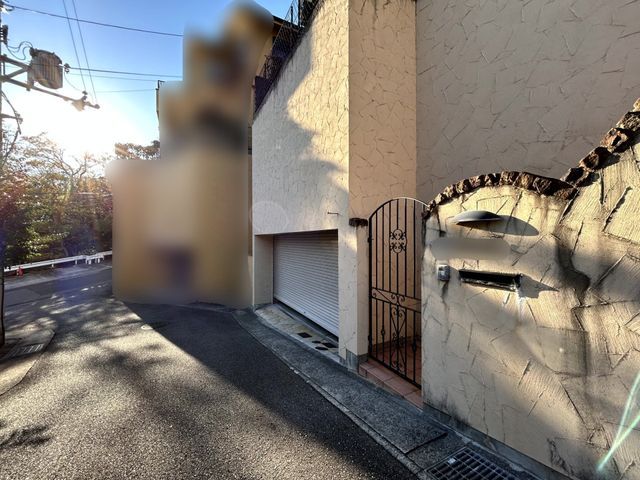 5LDK Detached House for Sale in Okamoto, Kobe with Sea Views - Thumbnail 2