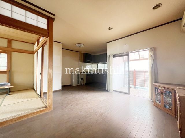 4LDK Detached House for Sale in Matsubara, Osaka - South-Facing - Thumbnail 2
