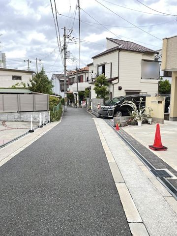 Modern 2-Story House for Sale in Osaka's Nishinari Ward - Thumbnail 2