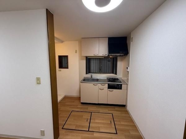 3LDK Renovated Townhouse Near Minami Tatsumi Station in Osaka - Thumbnail 4