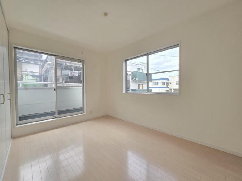 4LDK Corner Lot House for Sale in Higashiosaka, Osaka - Thumbnail 2