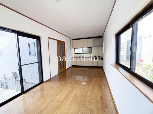 3LDK House for Sale in Matsubara City, Osaka - Thumbnail 2