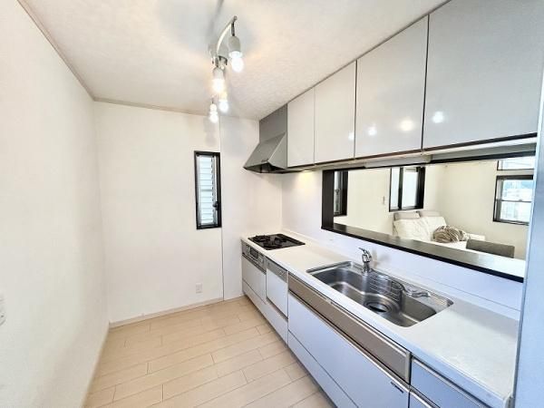 5LDK Detached House with Underfloor Heating in Settsu City, Osaka - Thumbnail 4
