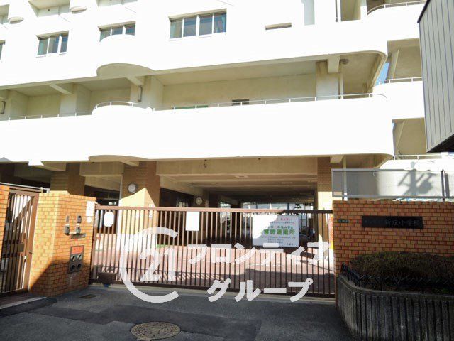 4DK Corner Lot House for Sale Near Kamishinjo Station, Osaka - Thumbnail 2