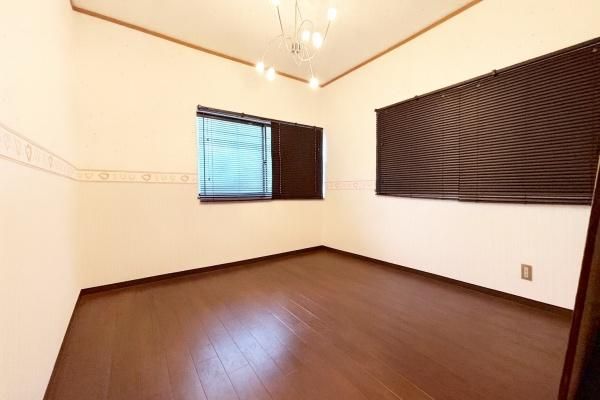 4LDK Detached House for Sale in Toyonaka, Osaka - Thumbnail 3