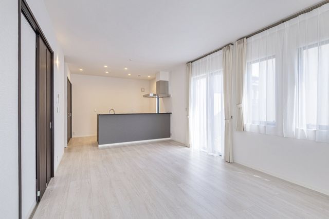 Modern 3LDK House with Solar & Ene-Farm in Kobe's Higashinada Ward - Thumbnail 2