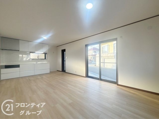 4LDK Renovated House with 2 Car Parks in Kobe Nishi Ward - Thumbnail 3