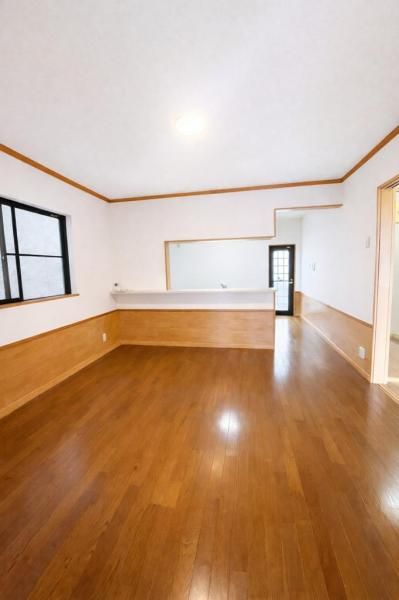 Renovated 4LDK Family House with Garage in Kobe's Tarumi Ward - Thumbnail 2
