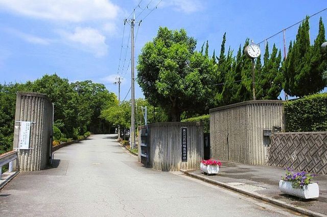 Designer House with Courtyard in Kawanishi, Hyogo - Thumbnail 3