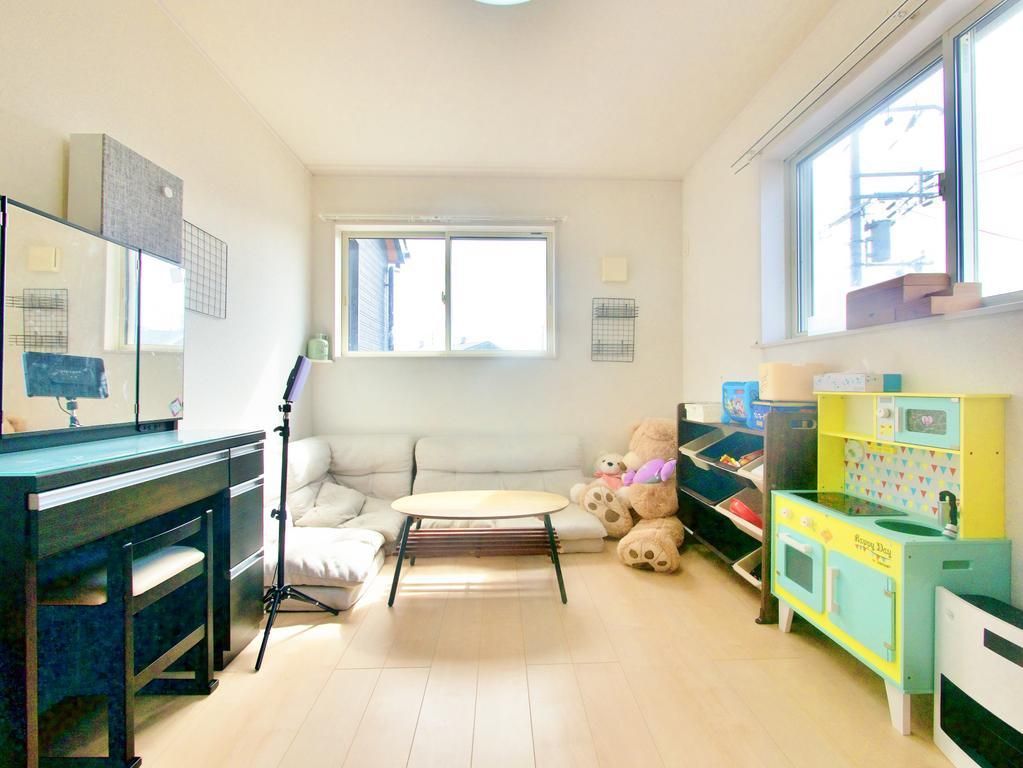 4LDK Corner Lot House for Sale in Hirakata, Osaka - Thumbnail 2