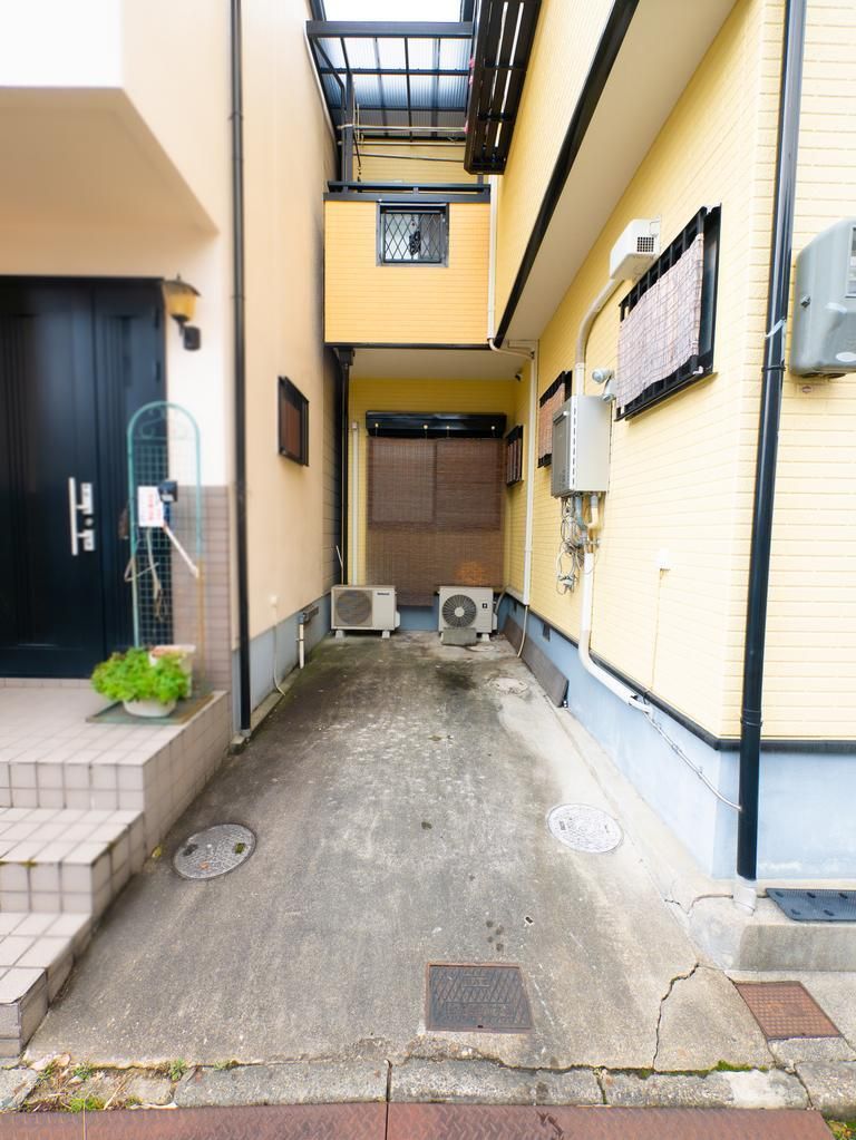 4DK Detached House for Sale in Hirakata, Osaka - Thumbnail 2