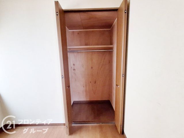 5LDK House for Sale in Kadoma, Osaka near Kadoma-shi Station - Thumbnail 4