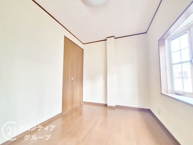 5LDK House for Sale in Kadoma, Osaka near Kadoma-shi Station - Thumbnail 3