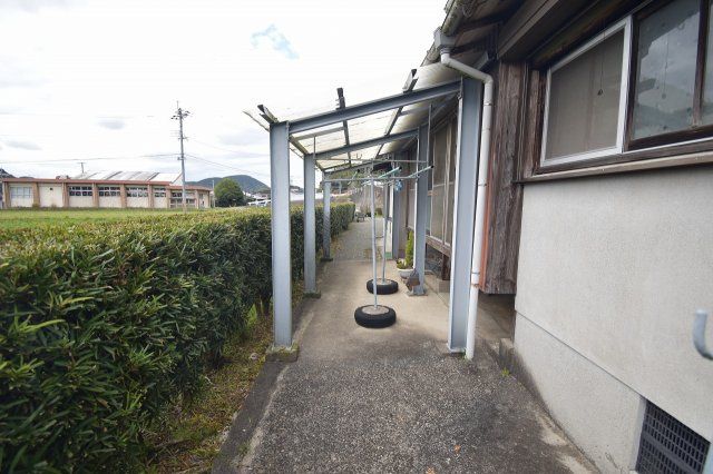 Century-Old 4DK House in Satsumasendai with Large Land - Thumbnail 4
