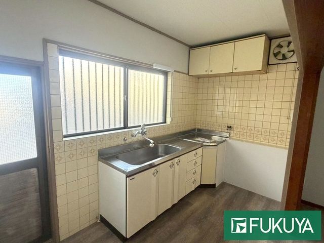 Renovated 4LDK Detached House for Sale in Hirakata, Osaka - Thumbnail 2