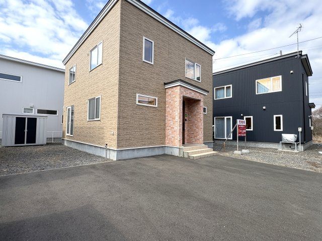 5LDK Modern House for Sale near Numanohata Station, Tomakomai - Thumbnail 2