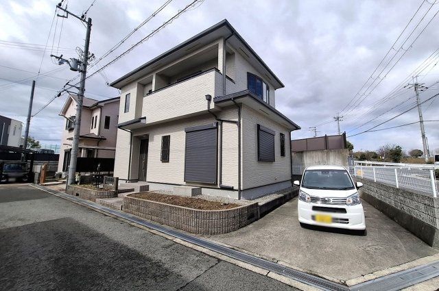 Spacious 3LDK Corner House with Attic Storage in Kishiwada - Thumbnail 2