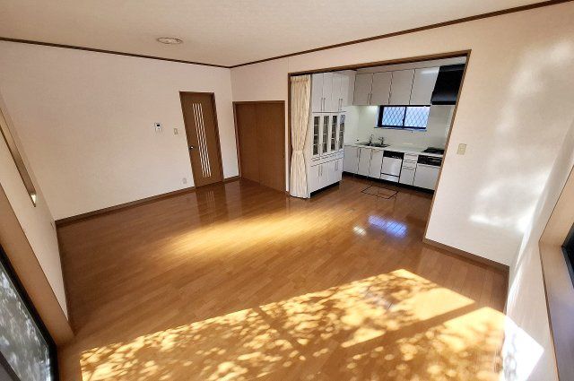 Spacious 3LDK Corner House with Attic Storage in Kishiwada - Thumbnail 4