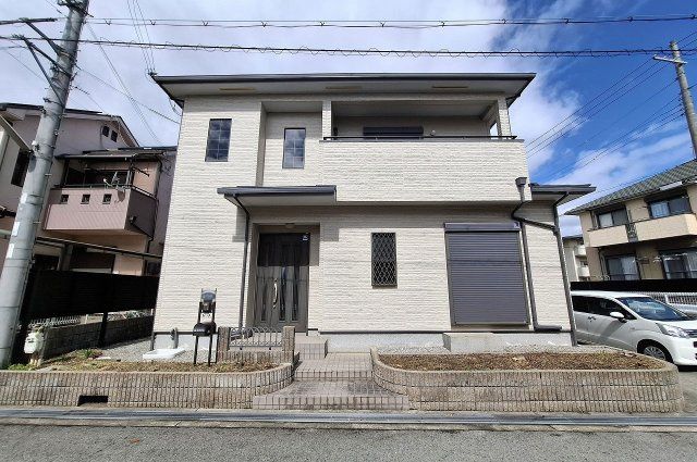 Spacious 3LDK Corner House with Attic Storage in Kishiwada - Image 1