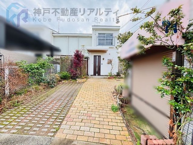 4LDK Corner Lot House for Sale in Shin-Kamichi, Kobe - Thumbnail 2