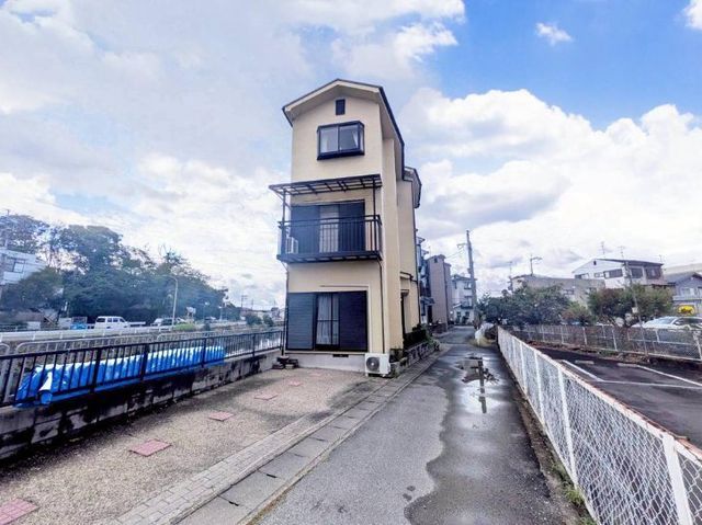 4LDK House for Sale in Fushimi-ku, Kyoto City - Thumbnail 2