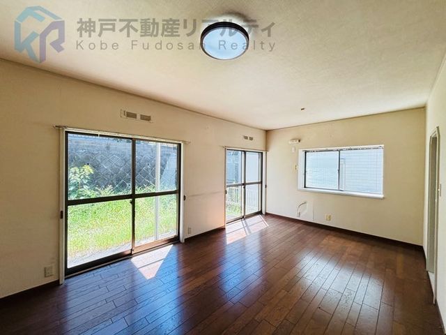 4LDK Wooden House with Garden for Sale in Tsukushigaoka, Kobe - Thumbnail 4