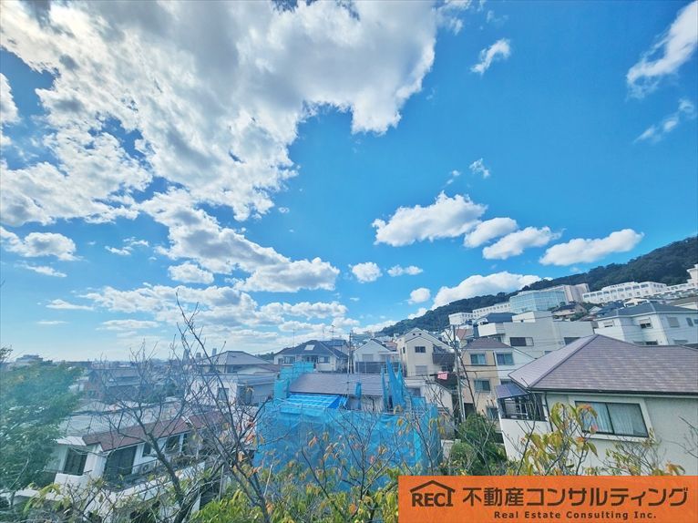 5LDK House with Courtyard & Rooftop View in Kobe's Higashinada - Image 1