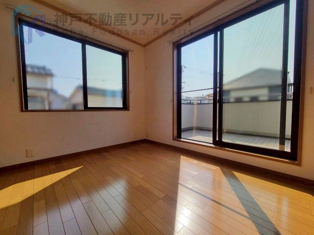 Renovated 3SLDK House on Corner Lot in Kobe's Maikozaka - Thumbnail 2