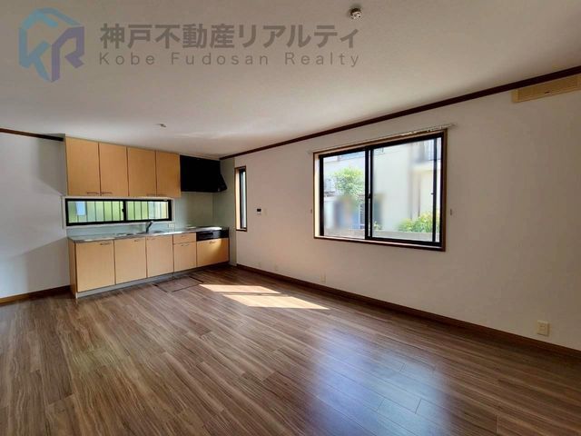 Renovated 3SLDK House on Corner Lot in Kobe's Maikozaka - Thumbnail 4