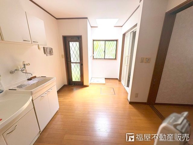 6-Bedroom Detached House for Sale in Hirakata, Osaka - Thumbnail 2