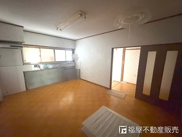 6-Bedroom Detached House for Sale in Hirakata, Osaka - Thumbnail 3