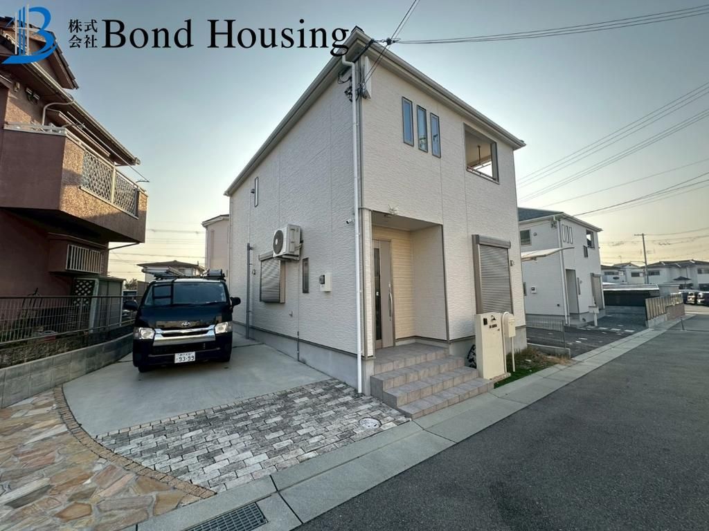 Modern 4LDK House in Kobe with 3 Parking Spaces & Solar Power - Thumbnail 2