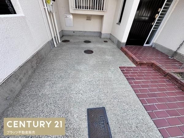 Renovated 4LDK Terrace House for Sale in Toyonaka, Osaka - Thumbnail 3