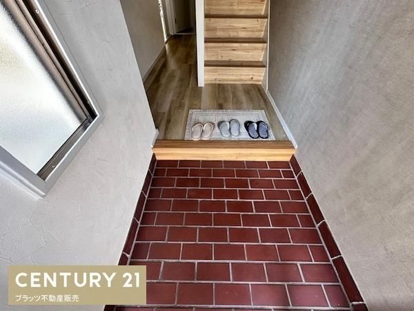 Renovated 4LDK Terrace House for Sale in Toyonaka, Osaka - Thumbnail 2