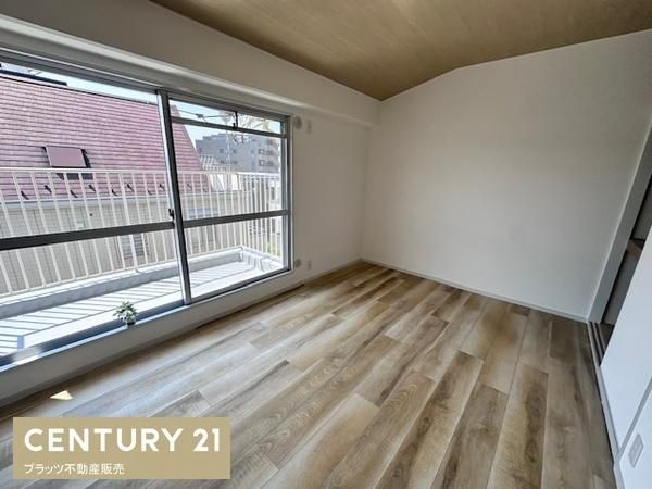Renovated 4LDK Terrace House for Sale in Toyonaka, Osaka - Thumbnail 4