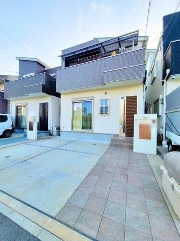 4LDK House for Sale in Toyonaka City, Osaka Prefecture - Thumbnail 2