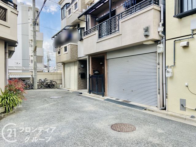 3SLDK House with Garage for Sale in Osaka Tsurumi Ward - Thumbnail 2