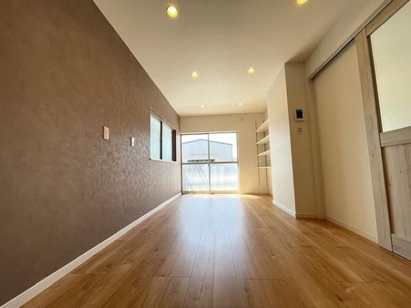 Renovated 2LDK House with Garage in Kadoma, Osaka - Thumbnail 2