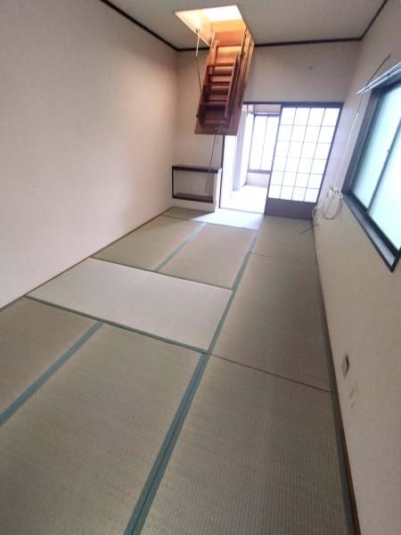 Renovated 2DK Terrace House for Sale in Takaishi, Osaka - Thumbnail 2