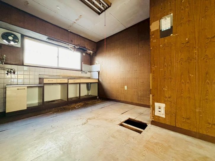 1900 Wooden House for Sale Near Sugimotocho Station, Osaka - Thumbnail 2